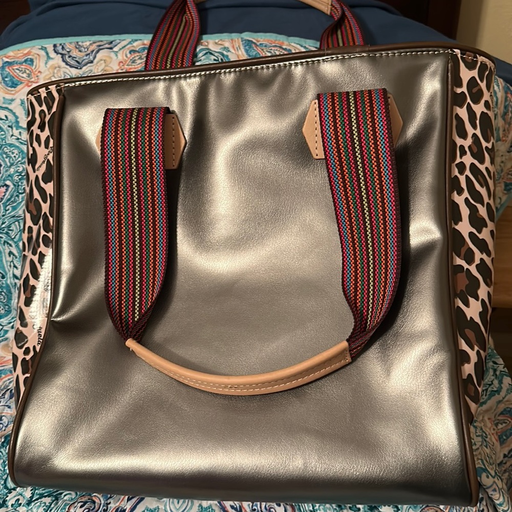 JAVIERA CLASSIC TOTE
This tote is in excellent condition. Was only used once.